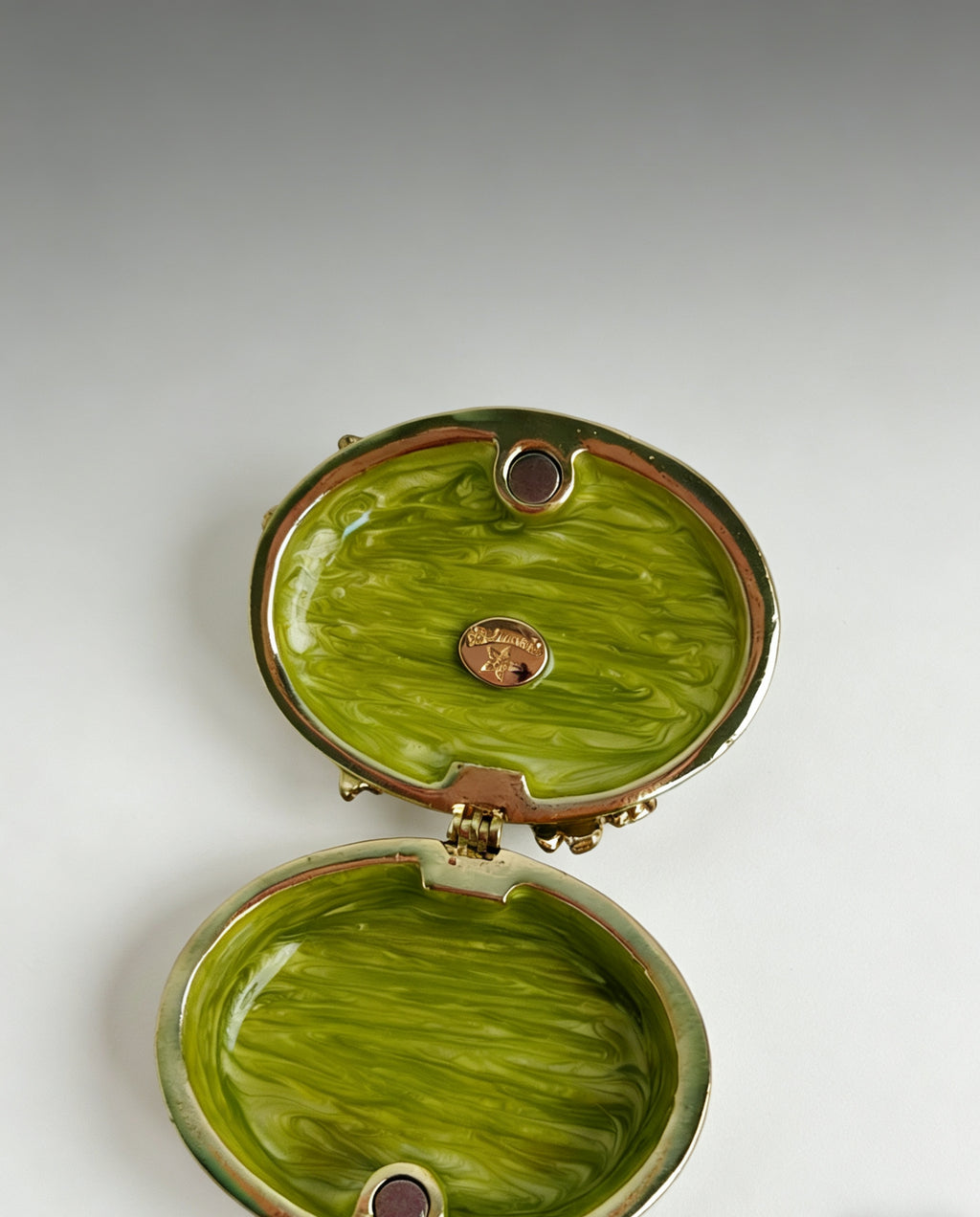 Schmuckkästchen-Ornament mit Trauben-Design aus Emaille