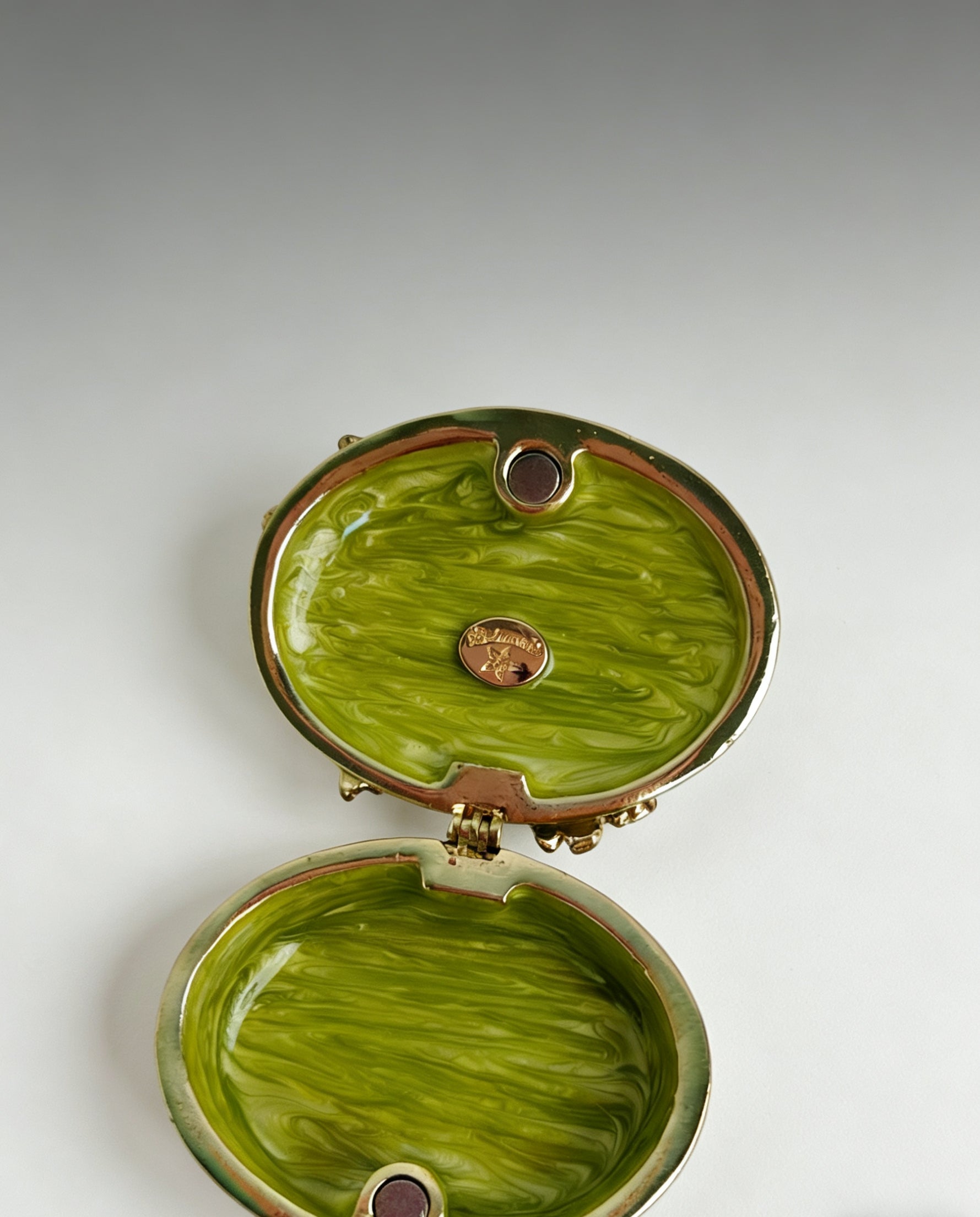 Schmuckkästchen-Ornament mit Trauben-Design aus Emaille