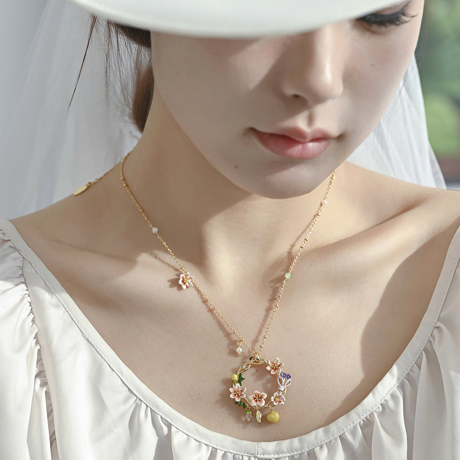 Originelle Emaille-Halskette mit orangefarbenen Blüten und Zitronenfrüchten, High-End-Schlüsselbeinkette, Damenaccessoire