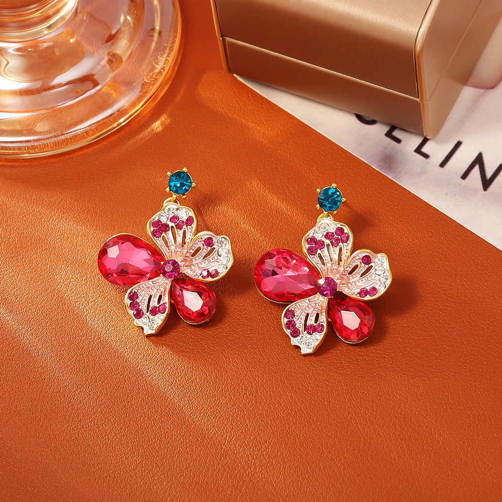 Vintage floral earrings with a retro style, fashionable and sophisticated, suitable for ladies, made with 925 silver pins