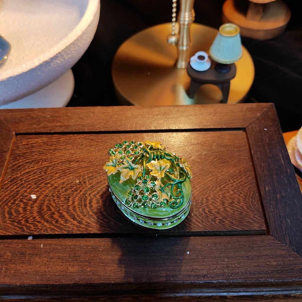 Schmuckkästchen-Ornament mit Trauben-Design aus Emaille