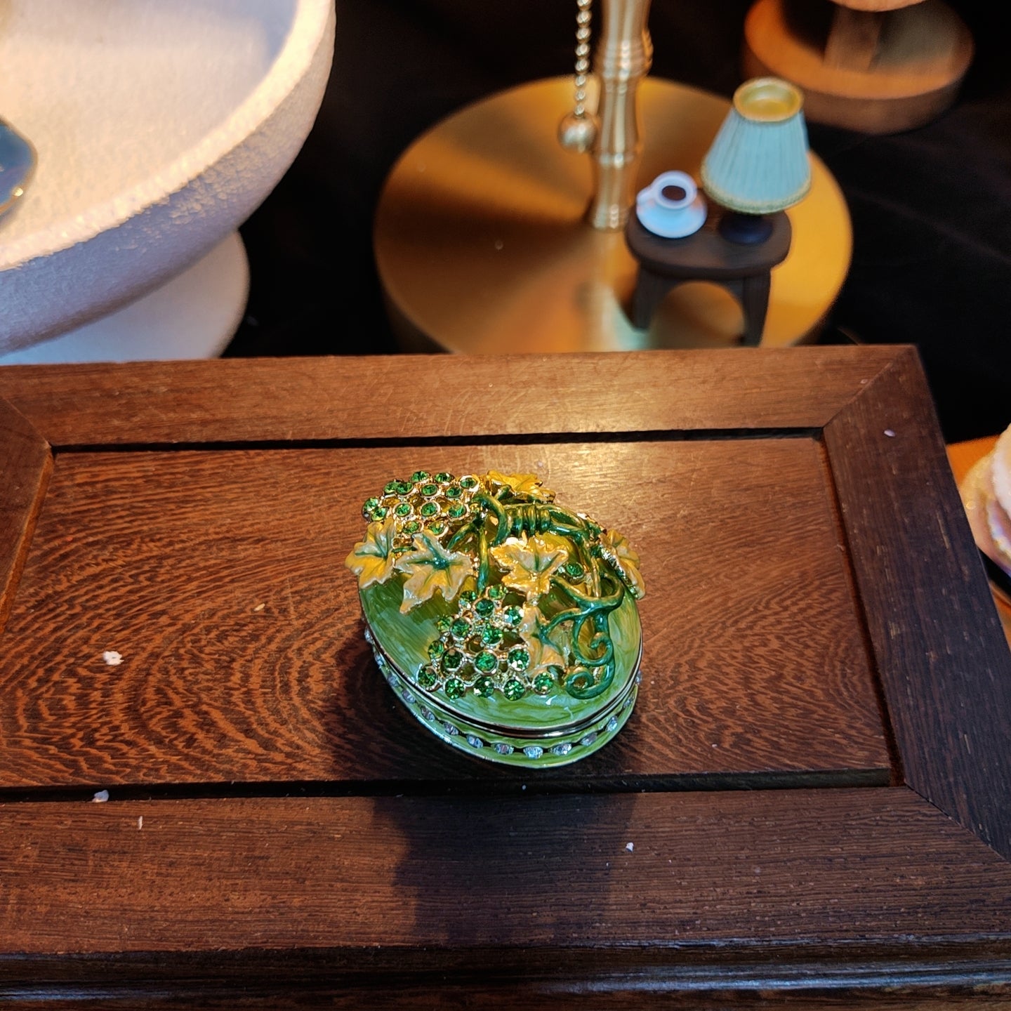 Schmuckkästchen-Ornament mit Trauben-Design aus Emaille